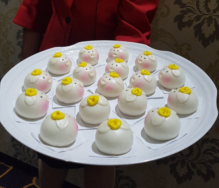 Creamy cauliflower mac and cheese with golden cheese sauce and roasted florets