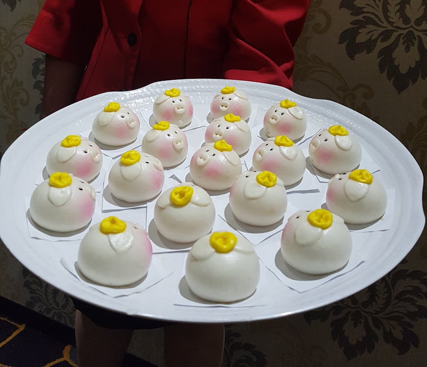 Creamy cauliflower mac and cheese with golden cheese sauce and roasted florets